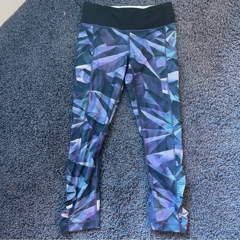 𝅺lululemon Cropped Legging size 4 Purple Green Geometric Print